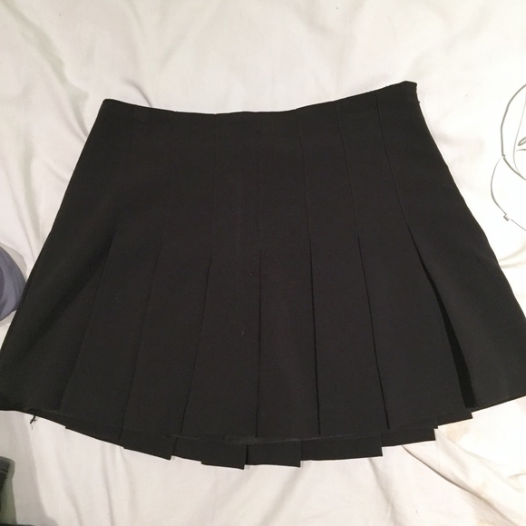 BLACK PLEATED SKIRT - Picture 2 of 4
